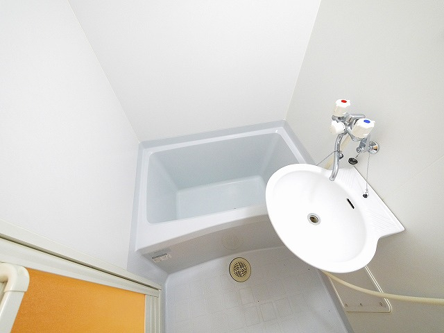 バス・シャワールーム　コンパクトで使いやすいお風呂です