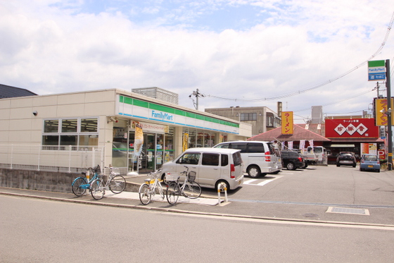 コンビニ　ファミリーマート西原八丁目店（コンビニ）まで472m