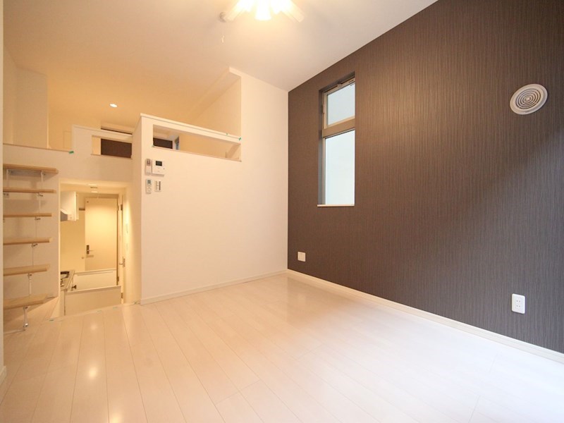 居室・リビング　洋室7.4帖　ロフト5.7帖（収納にも寝室にも使えます）