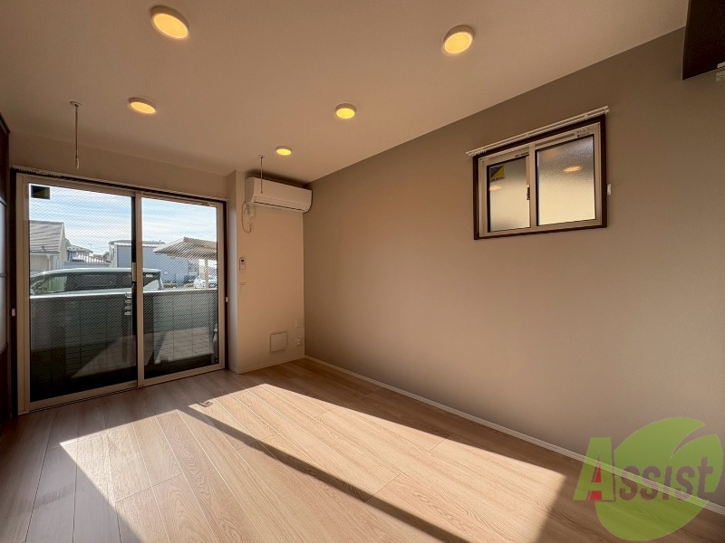 居室・リビング　１０．９帖のＬＤＫです。陽当たりも良く広々としていますね。