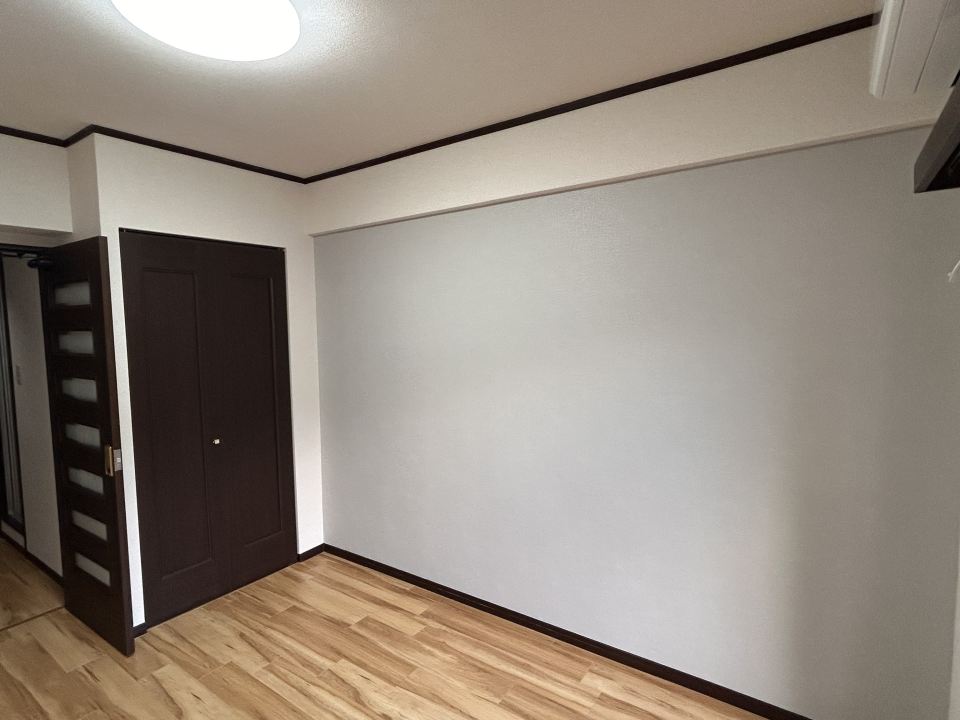 居室・リビング　淡いグレーのアクセントクロス採用