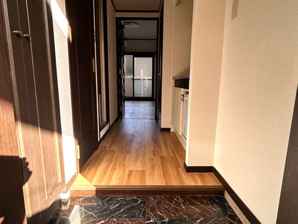 玄関　シューズクローゼット大型です　重厚感あり