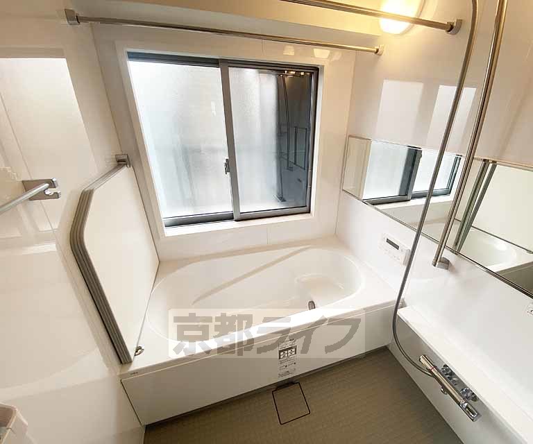 バス・シャワールーム　鏡のある便利なお風呂