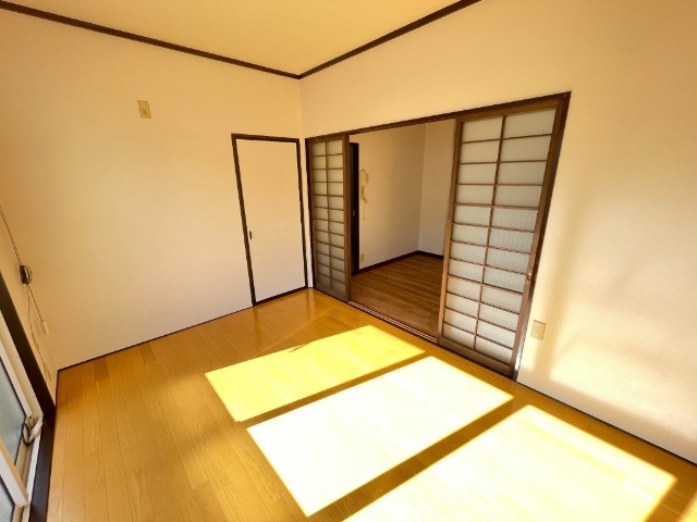 居室・リビング　南側洋室にも収納があります。