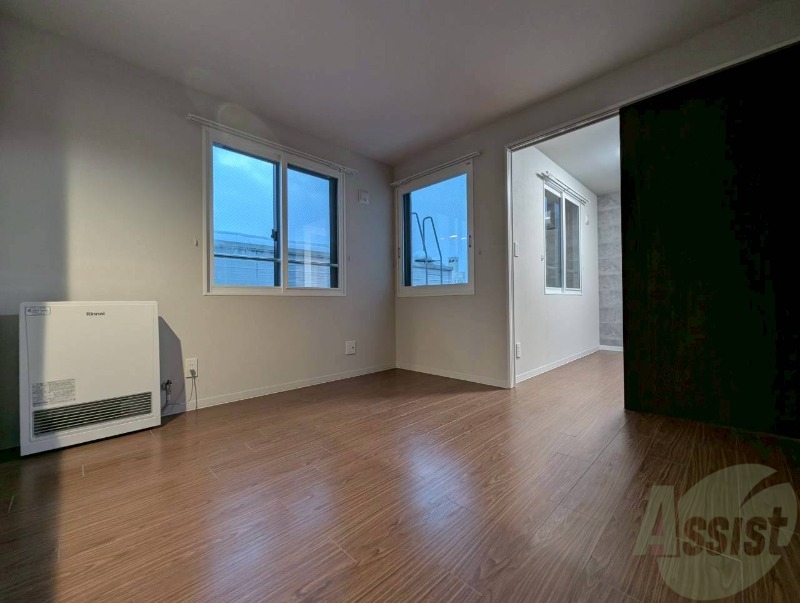 居室・リビング　木目のフローリングは落ち着きのある印象のお部屋になりますね。