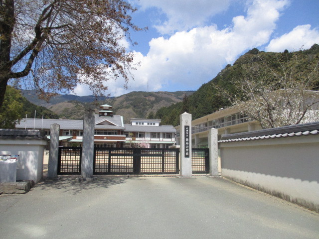 小学校　新谷小学校（小学校）まで400m