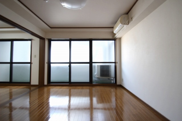 居室・リビング　同物件、別号室のものです。