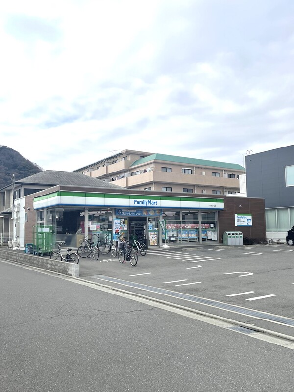 コンビニ　ファミリーマート平塚桜ケ丘店（コンビニ）まで1155m