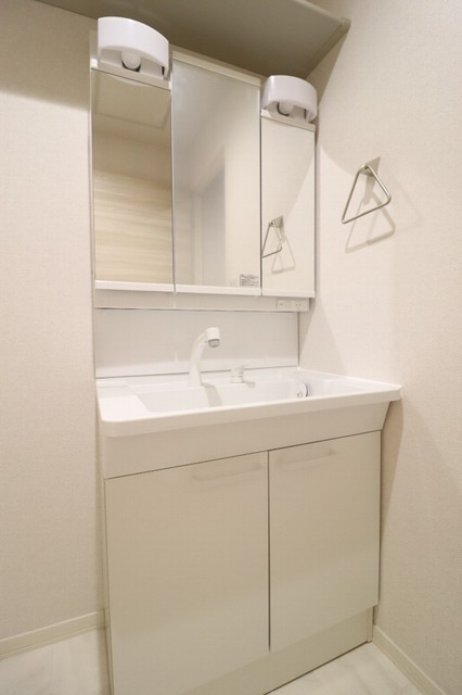 洗面設備　三面鏡タイプのシャンプードレッサー