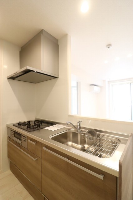 キッチン　対面式システムキッチン・ガス3口グリル付き