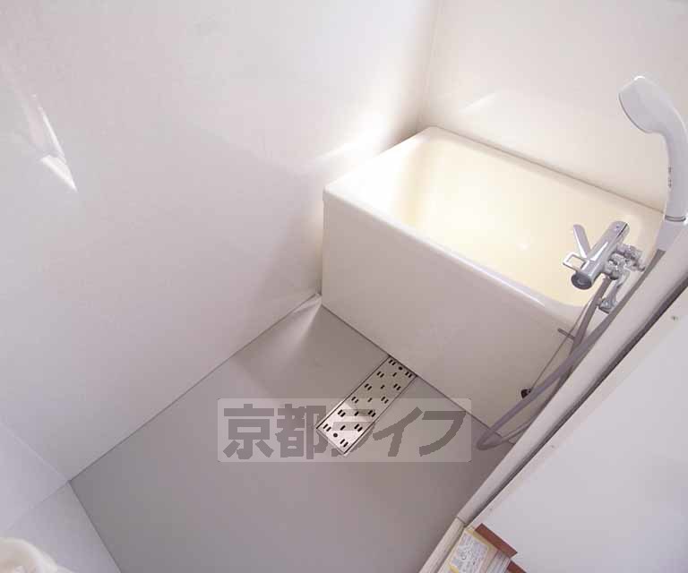 バス・シャワールーム　清潔感たっぷりの明るいバスルームです。