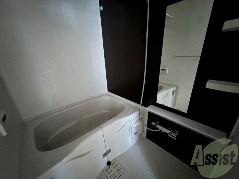 バス・シャワールーム　浴室は広めなのでゆったり落ち着けそうですね。