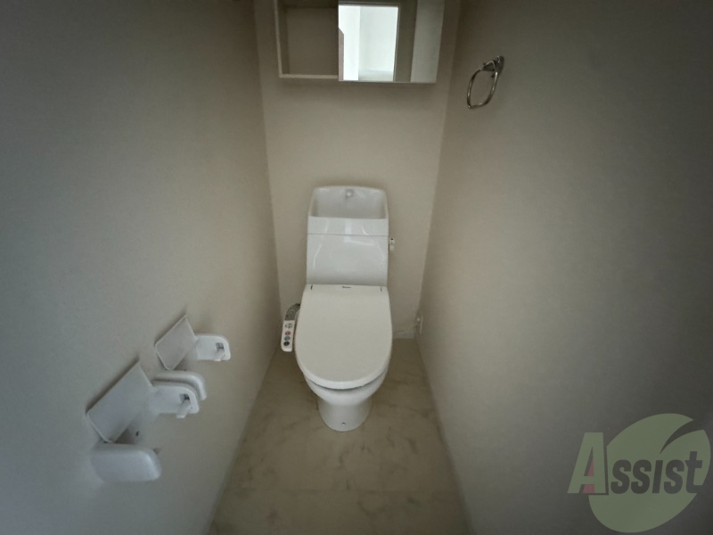 トイレ　トイレはウォシュレット機能付きです。安心して使用できますね。