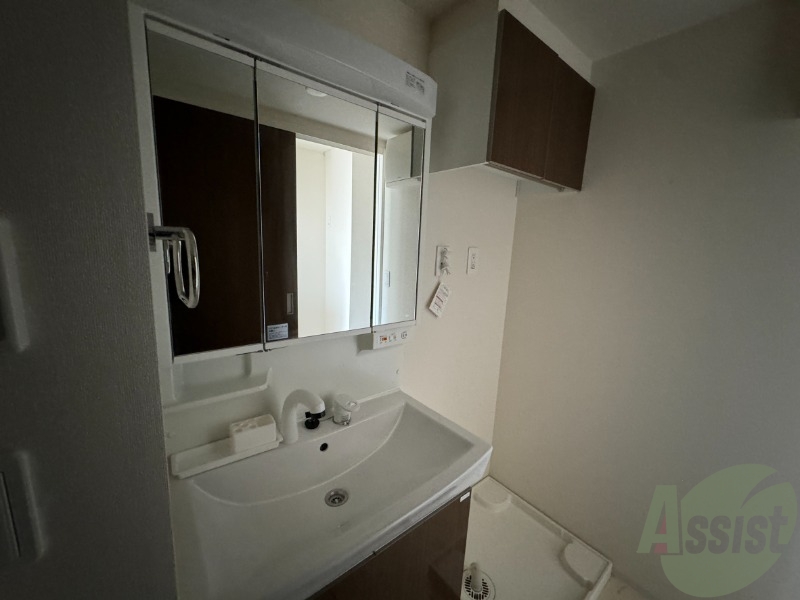 洗面設備　洗面台はシンプルなつくりで手入れがしやすそうですね。