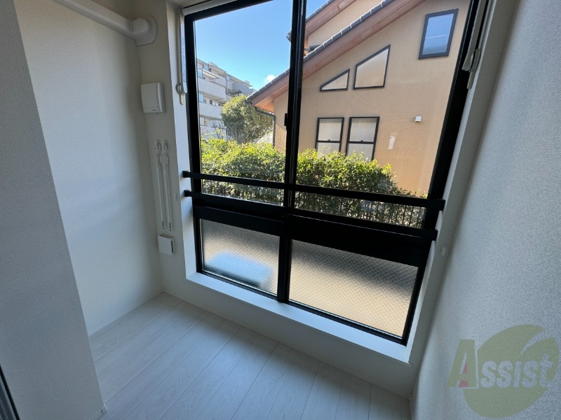 バルコニー　バルコニーはありませんが洗濯物を干すスペースはございます。