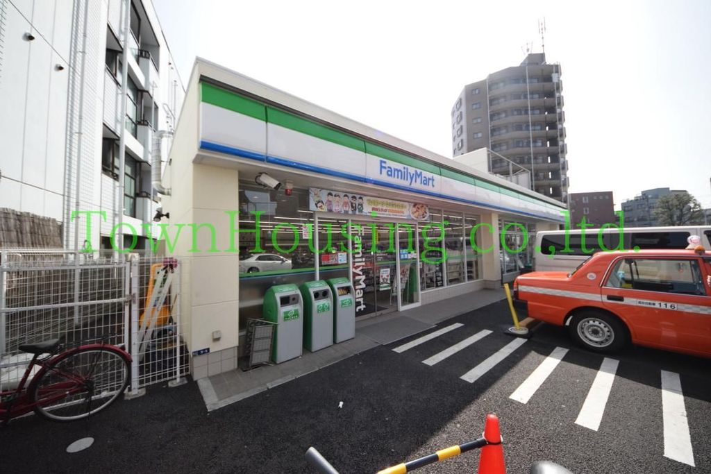 コンビニ　ファミリーマート（コンビニ）まで560m