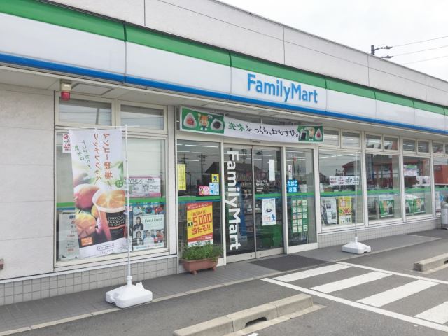 コンビニ　ファミリーマート（コンビニ）まで830m
