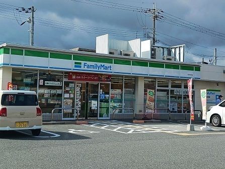 コンビニ　ファミリーマート小野本町店（コンビニ）まで800m