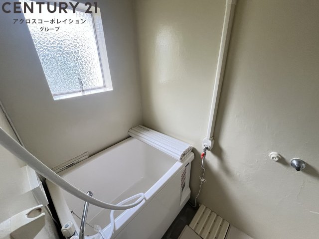 バス・シャワールーム　浴室内に窓があり換気楽々♪