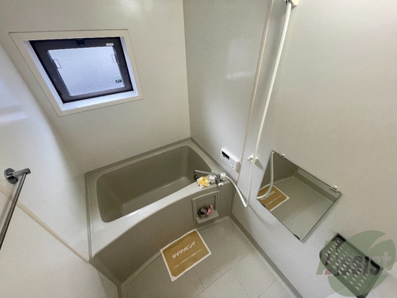 バス・シャワールーム　落ち着いたデザインの浴室。ゆったりできそうです。