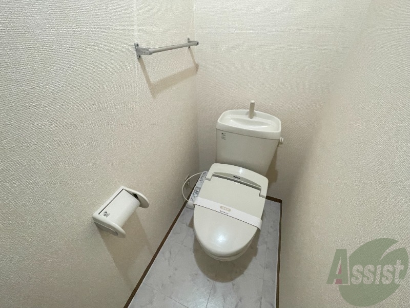 トイレ　温水洗浄便座なので快適に使用できそうですね。