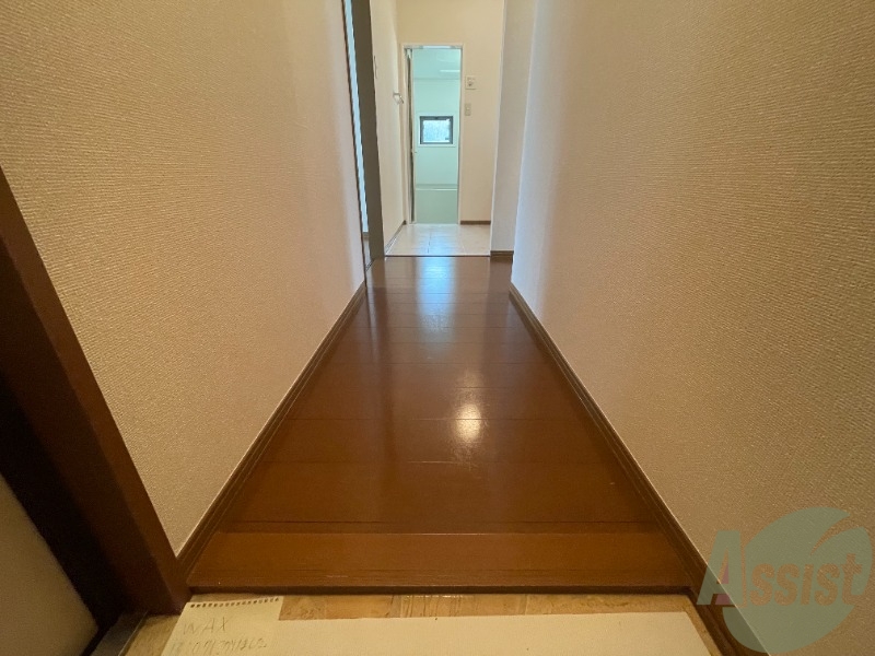 玄関　玄関から撮影しました。明るい印象ですね。