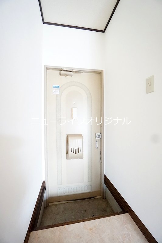 玄関　※同タイプ別室画像参照に付き現況優先