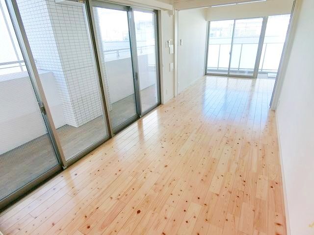 居室・リビング　☆ほぼ窓なので日当たりは◎☆