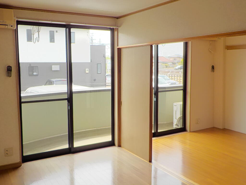 居室・リビング　南向きのリビングで明るい☆