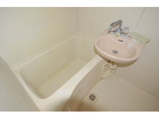 バス・シャワールーム　シンプルで機能的なユニットバスです