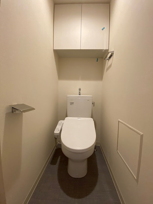 トイレ　落ち着いた色調のトイレです