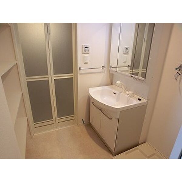 洗面設備　お出かけ前の支度はこちらでされてください