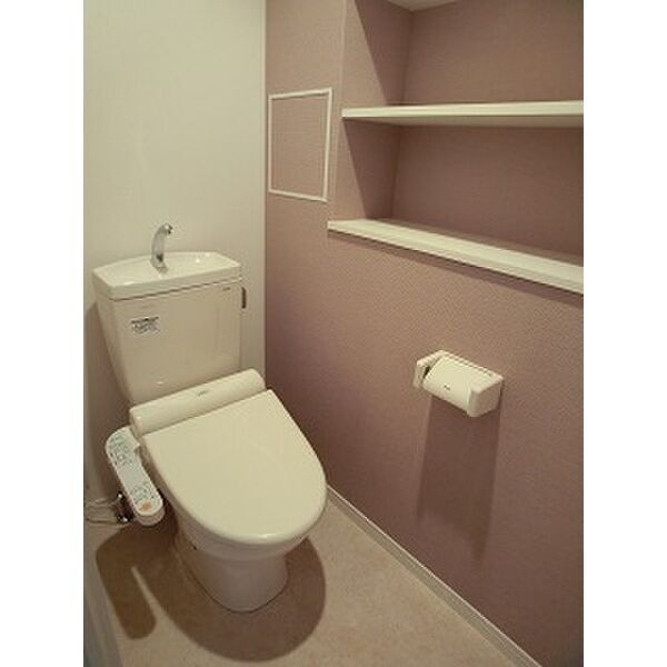 トイレ　温水洗浄便座付きです