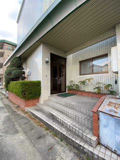 エントランス　落ち着いたエントランスです