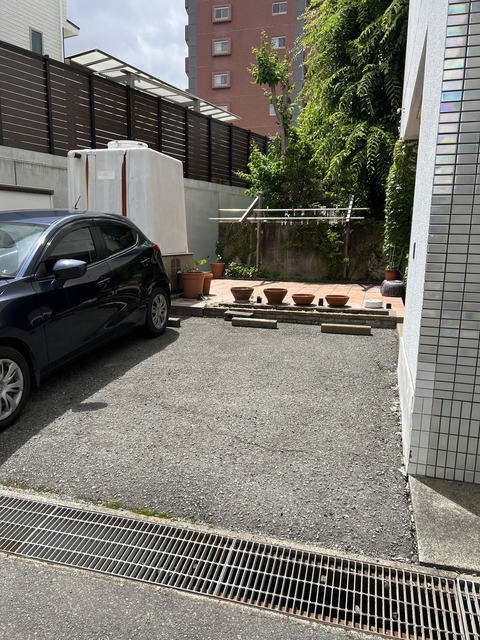 駐車場　駐車場に車を止められます