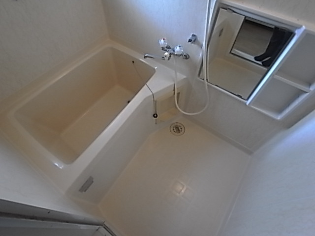 バス・シャワールーム　２人でも十分入浴できる広々なお風呂です