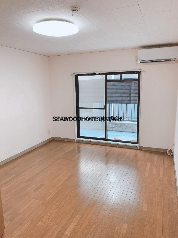 居室・リビング　傷が付きにくく、冬でも温もりのある木目調フローリング。