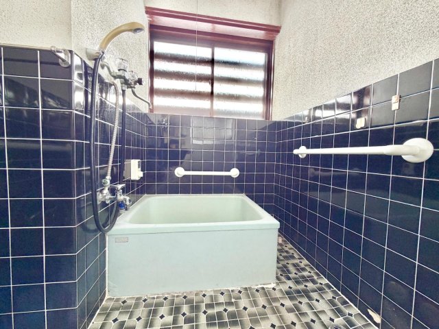バス・シャワールーム　ネイビーのタイルが映える浴室
