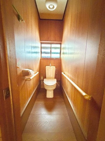 トイレ　木目で暖かい雰囲気のトイレ