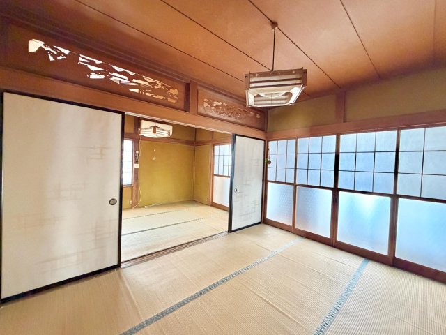 居室・リビング　二間続きの和室で広々使えます