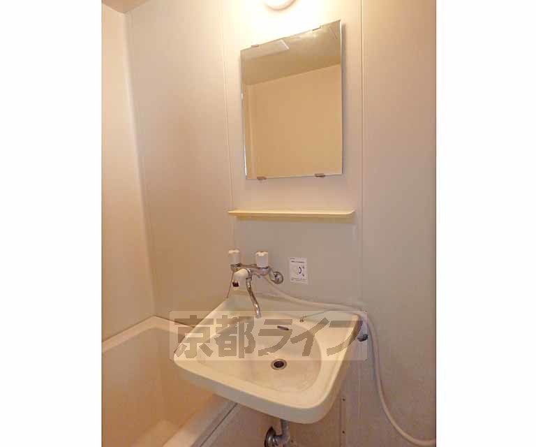 洗面設備　シンプルな洗面台です。