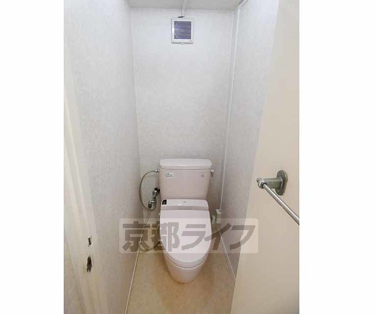 トイレ　ウォシュレット完備。