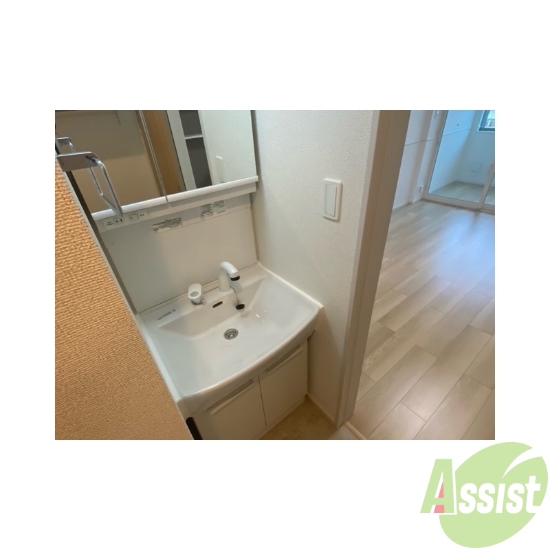 洗面設備　毎日の身だしなみはこちらで、洗面化粧台です