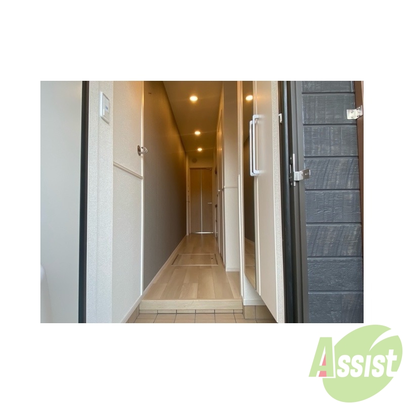 玄関　玄関を入るとまずはシューズボックスがお迎え、正面が居室です