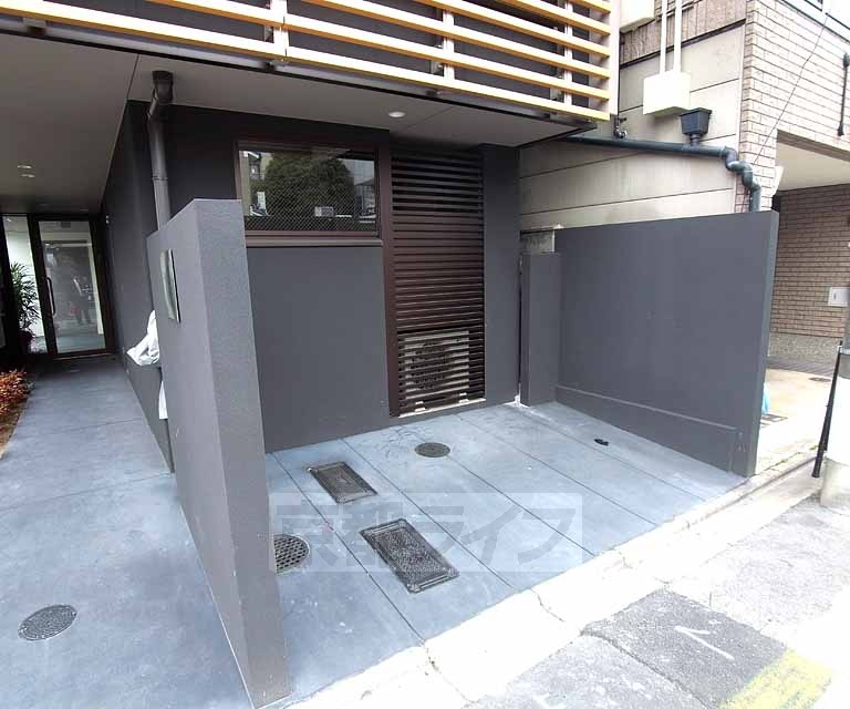 その他共有部分　駐輪場も建物の正面にございます。