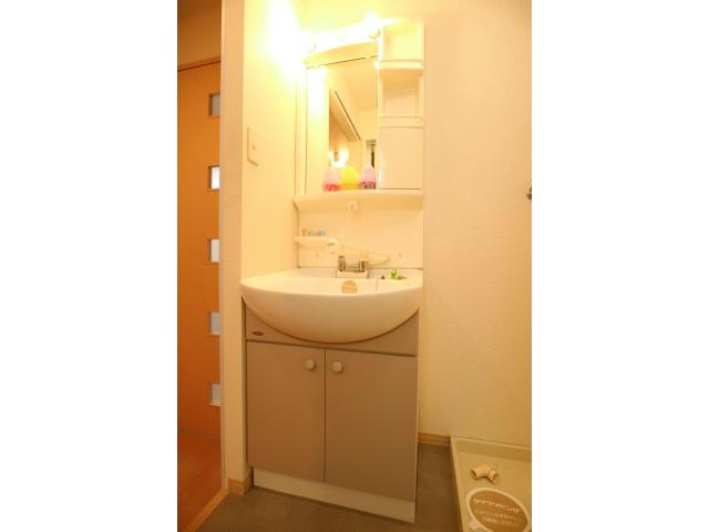 洗面設備　シャワー付き独立洗面台