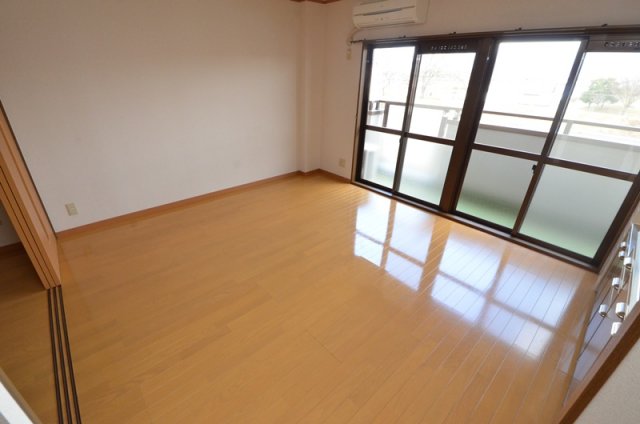 居室・リビング　明るいリビングです♪