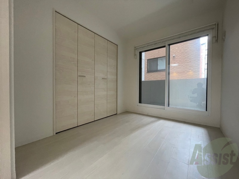 その他部屋・スペース　寝室はこちらです。光が差し込む、温かみのあるお部屋です。