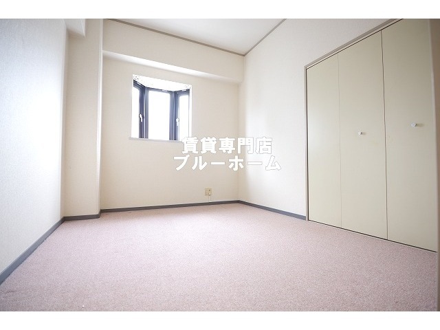 その他　玄関すぐ横にある5帖の洋室！