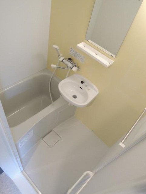 バス・シャワールーム　清潔感のあるバスルーム